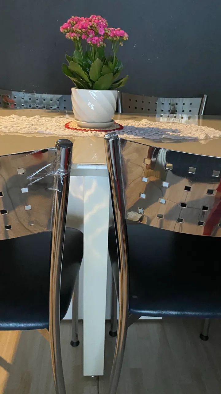 Mesa de vidro e cadeiras de couro - Foto 4