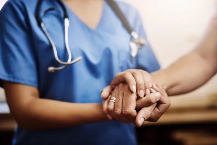 Enfermeira, Cuidadora de Idosos e Obstetra.