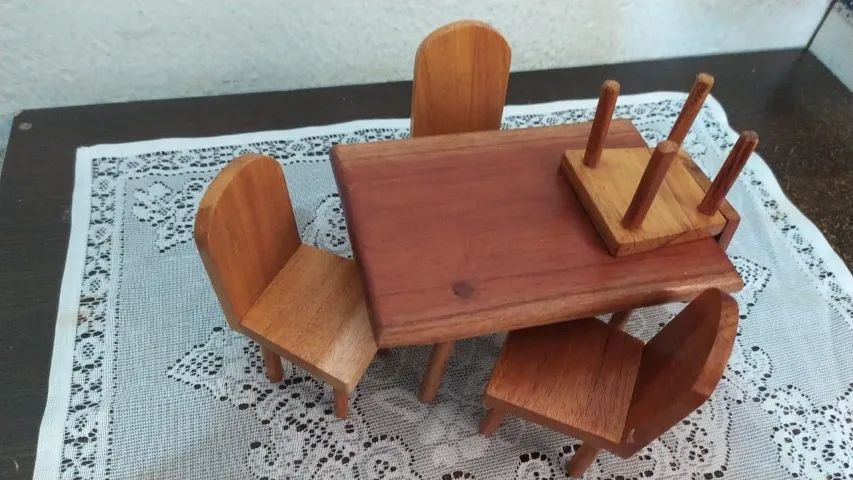 Mini Mesa e cadeiras artesanal (madeira) - Foto 4