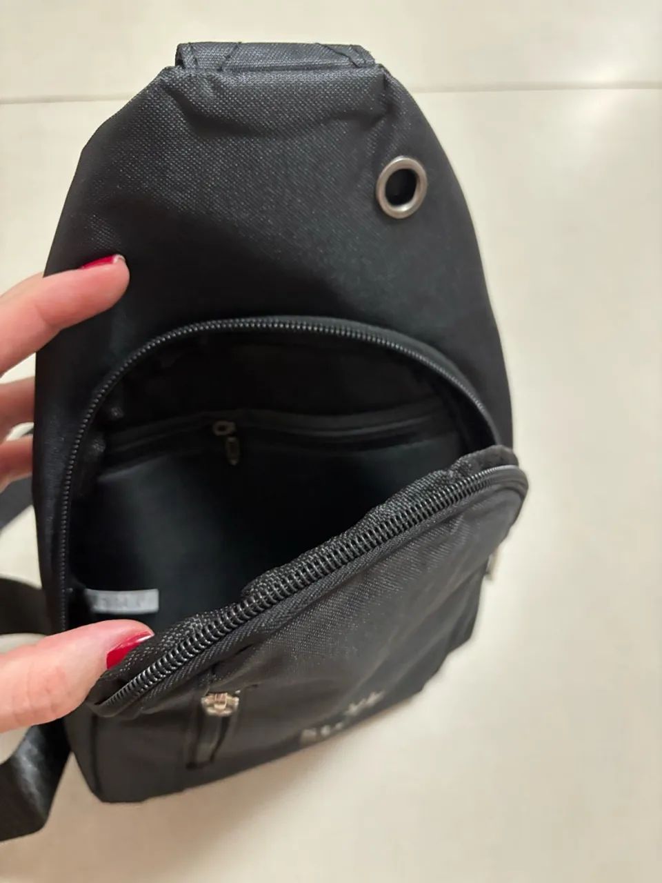 Mochila pequena nova preta  - Foto 5