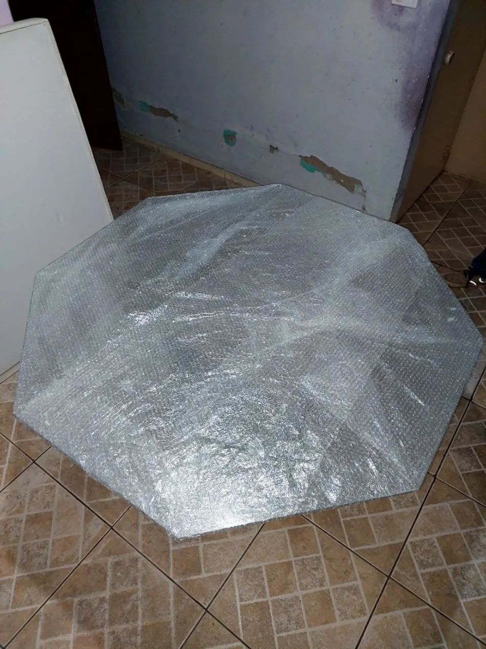 Mesa de Jantar em Vidro com base de madeira e sem cadeiras