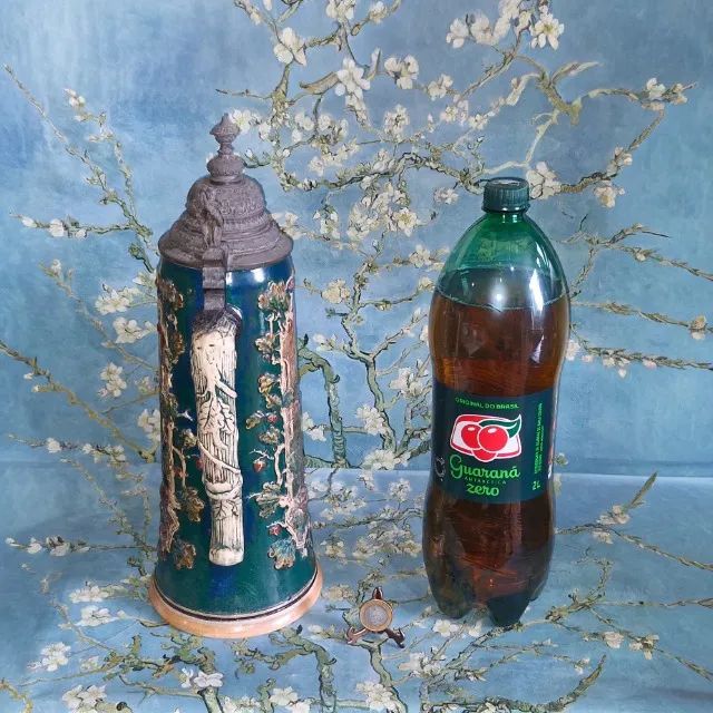 Tankard 40 cm, antigo trazido da Alemanha, tampa articulada de estanho em estilo gótico  - Foto 4