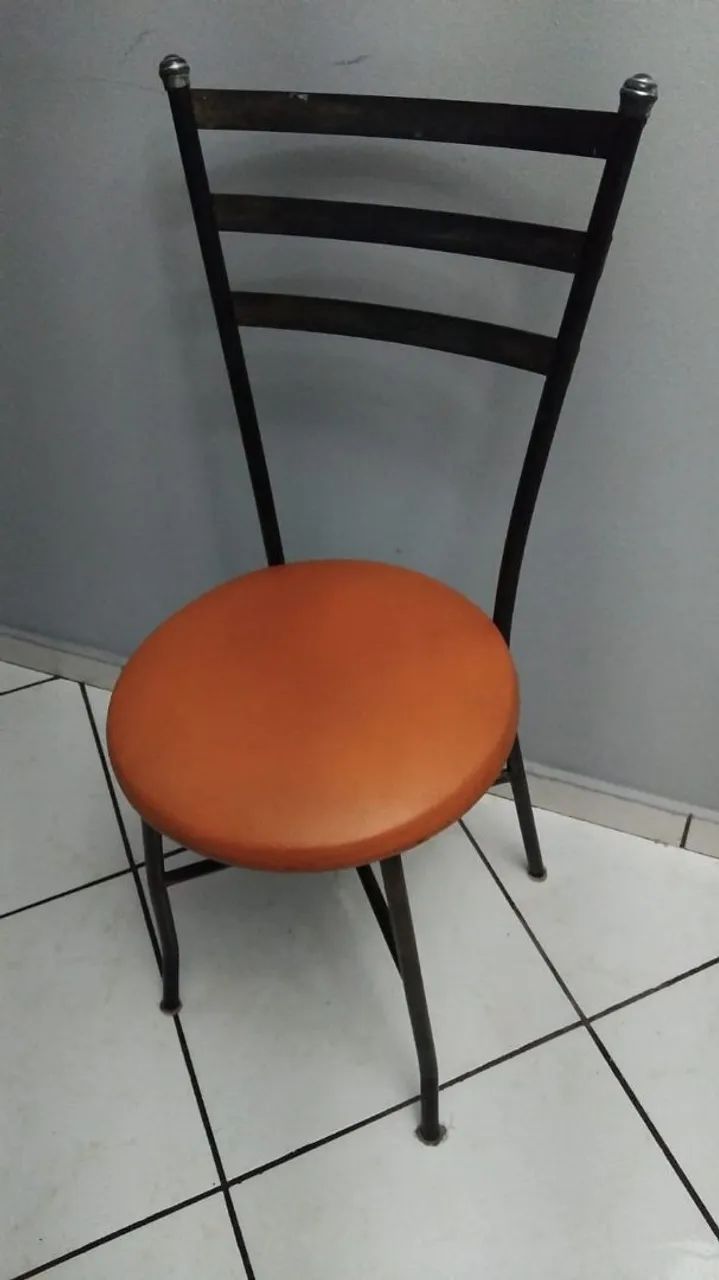Cadeira de ferro<br>Obs: cada cadeira por 90,00