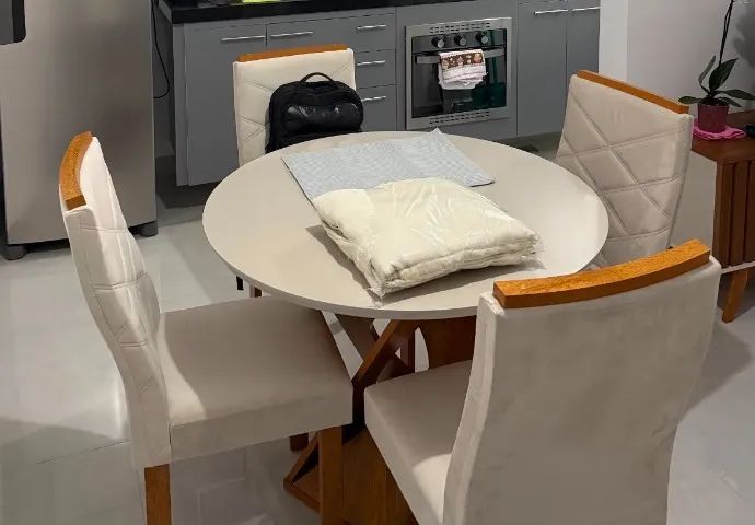 Mesa de Jantar 1x1m redonda com 4 cadeiras 