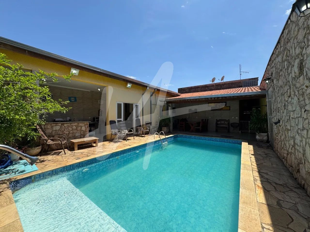 Casa térrea com piscina - Analisa permuta