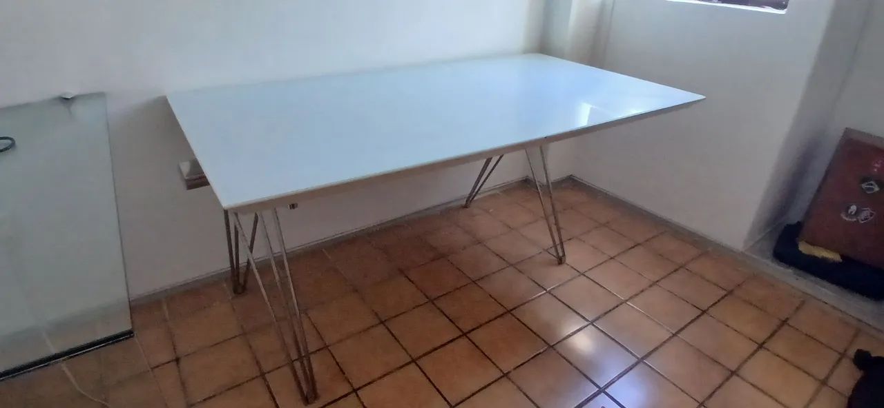 Mesa de inox e tampo de vidro 