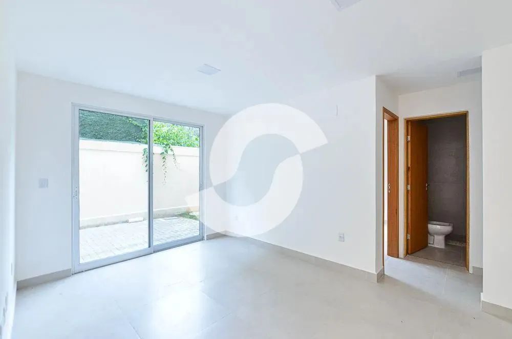 Sobrado para venda possui 97 metros quadrados com 3 quartos em Piratininga - Niterói - RJ