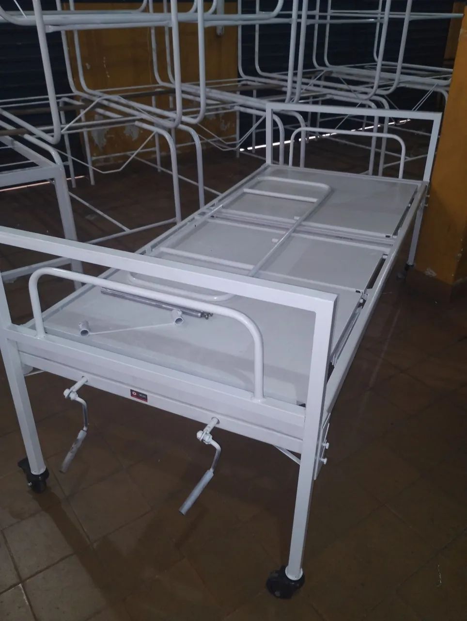 Cama hospitalar 2 manivelas  - Foto 2