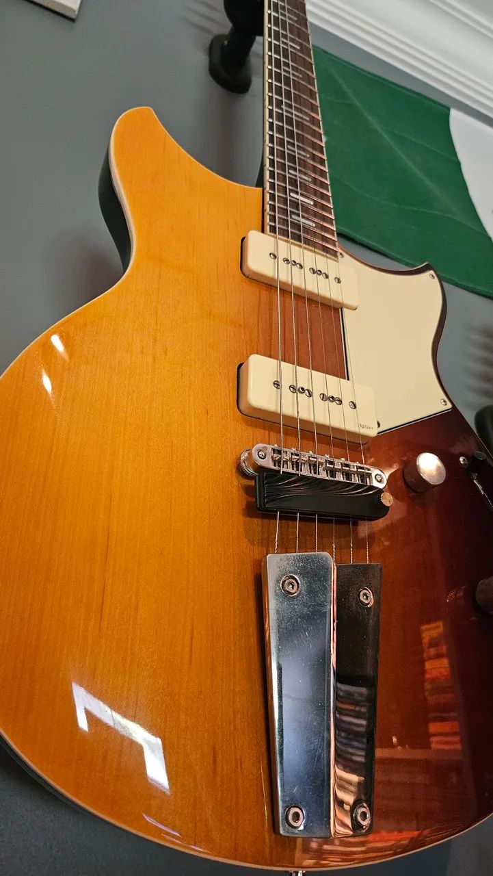 Guitarra Yamaha RSS02T com p90 trastes inox booster de médios