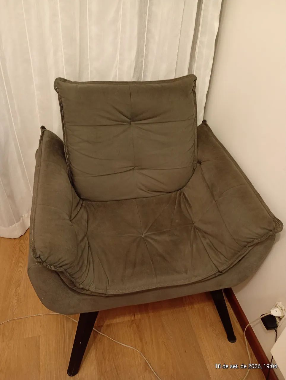Poltrona estilosa em Suede tom cinza - Foto 2