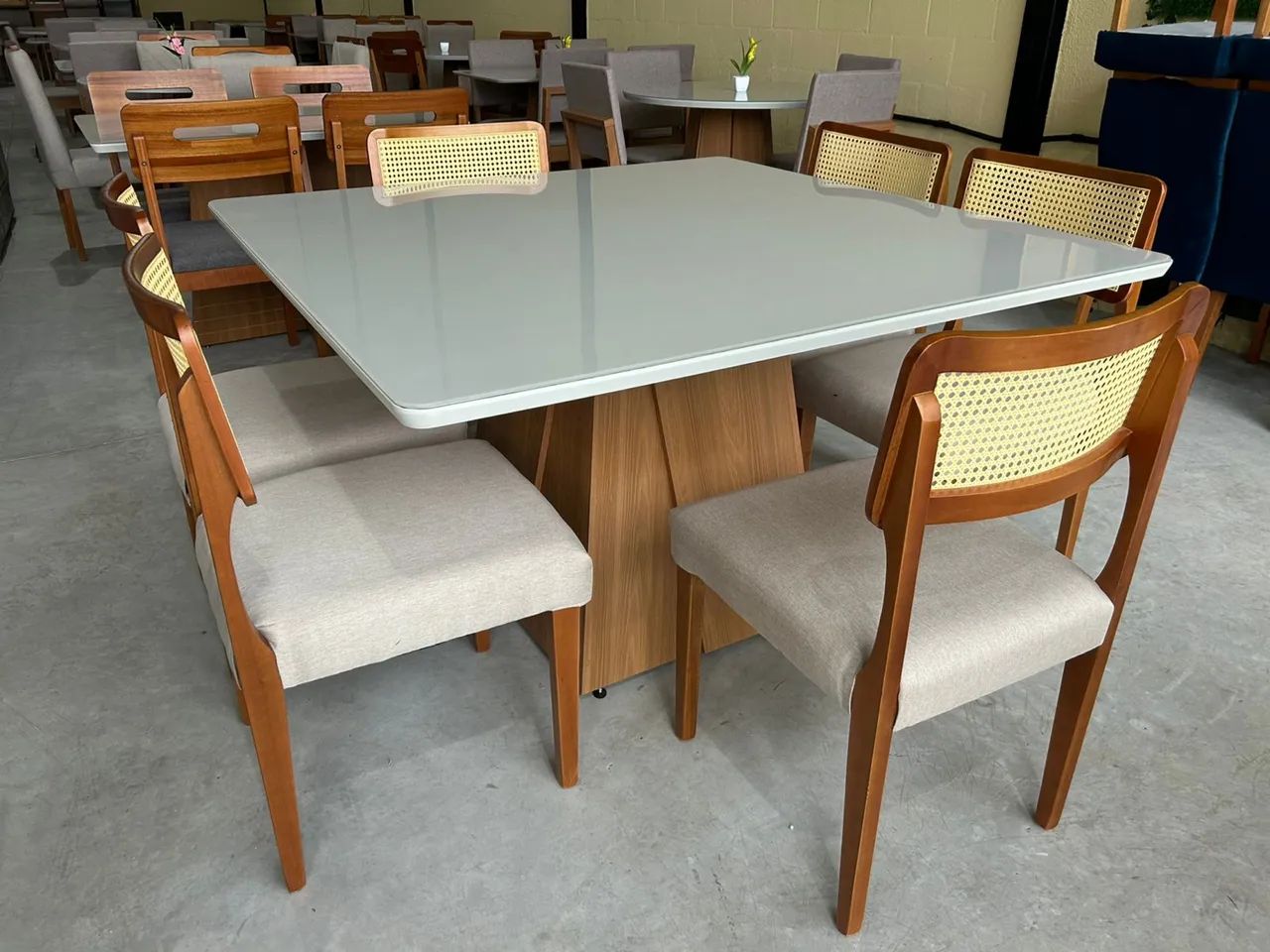 Mesa de Jantar com 6 cadeiras, tampo quadrado