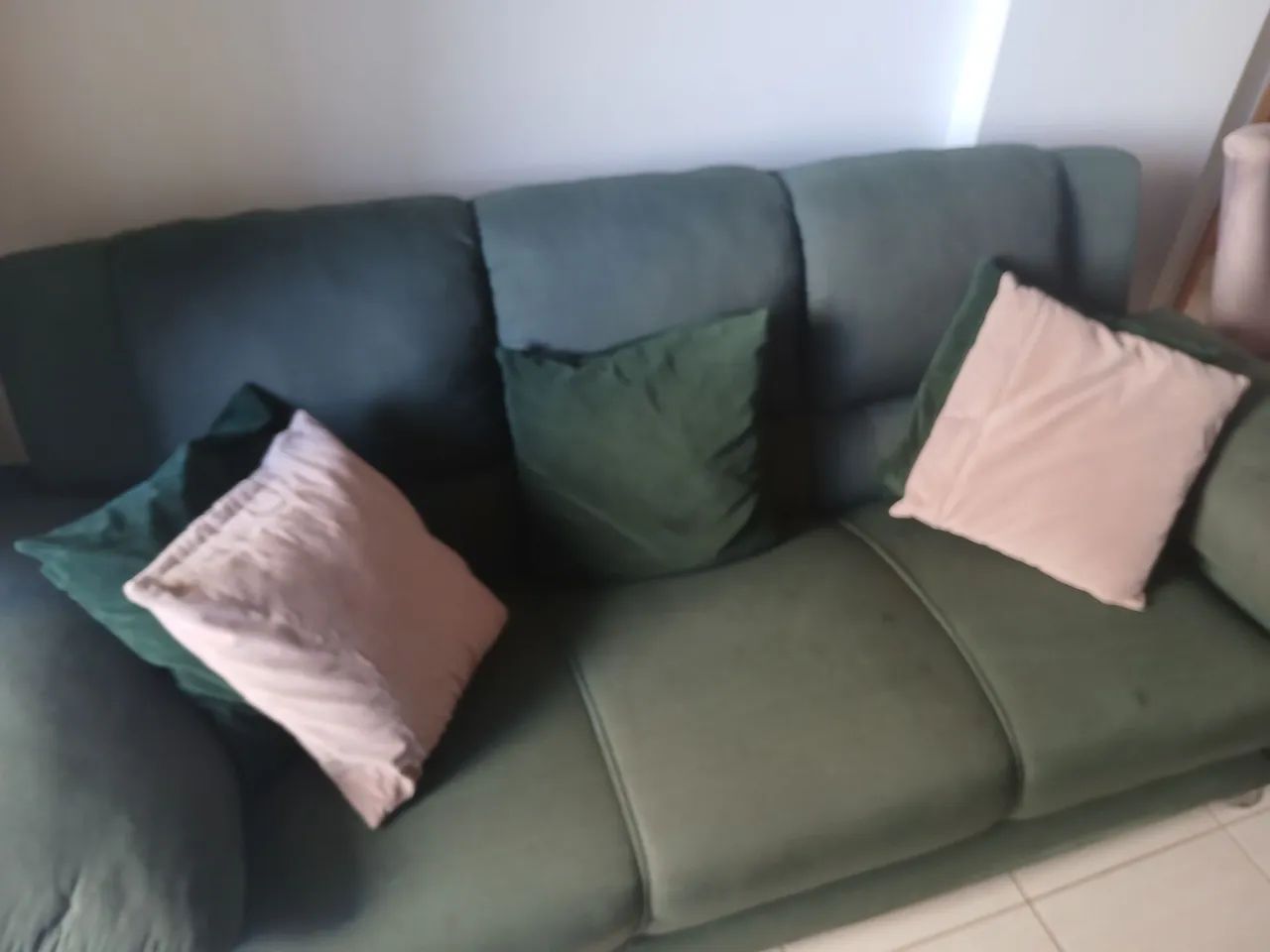 Sofá confortável verde com mais 5 almofadas65704309166850121