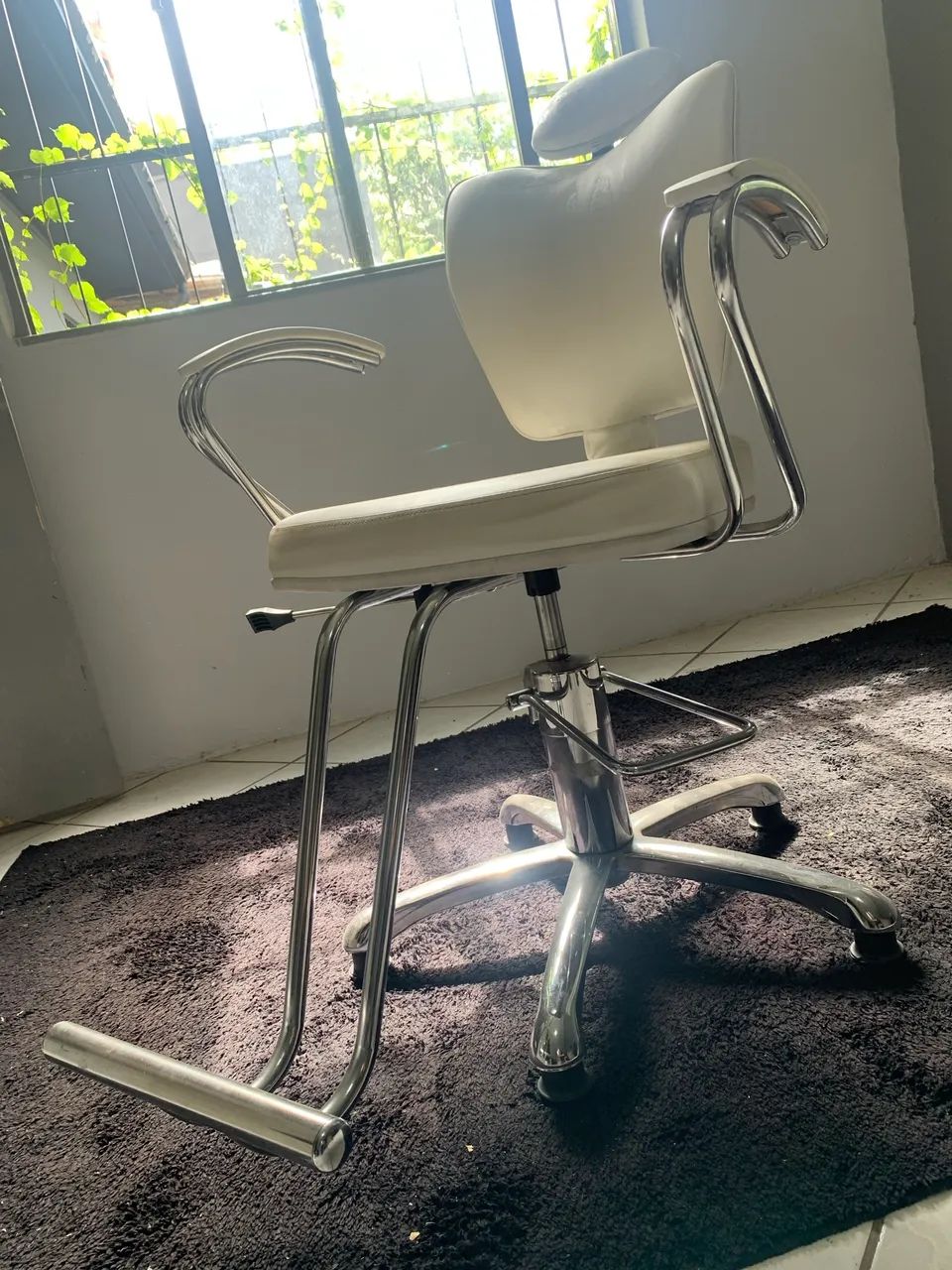 Vendo cadeira para barbeiro ou salão feminino  - Foto 3