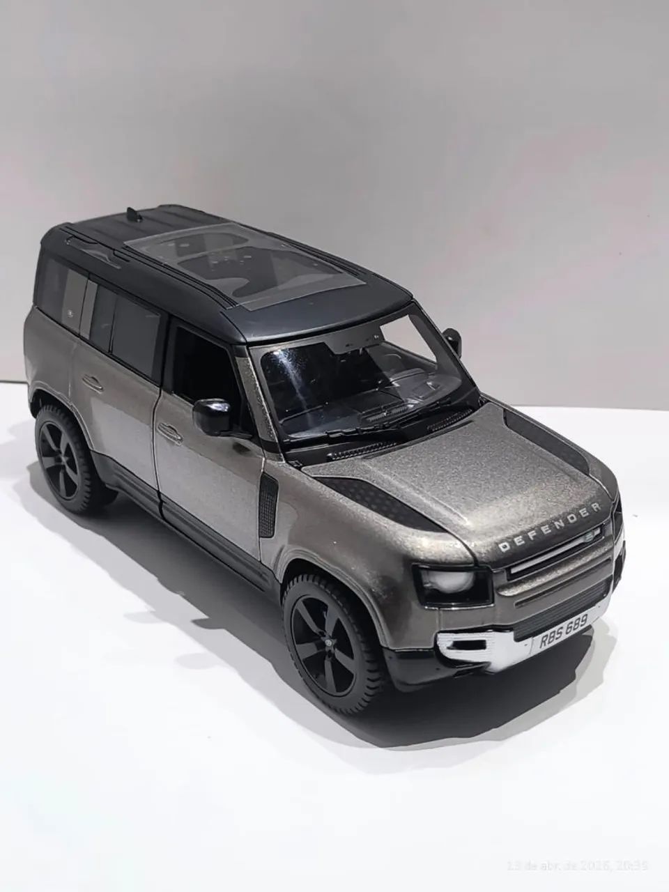 Jeep Defender Burago Escala 1:24 - Foto 2