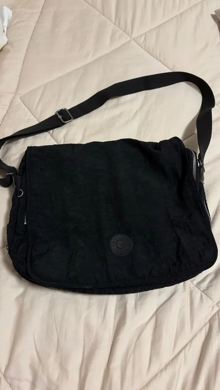 Bolsa Kipling Original Preta Transversal com Vários Compartimentos
