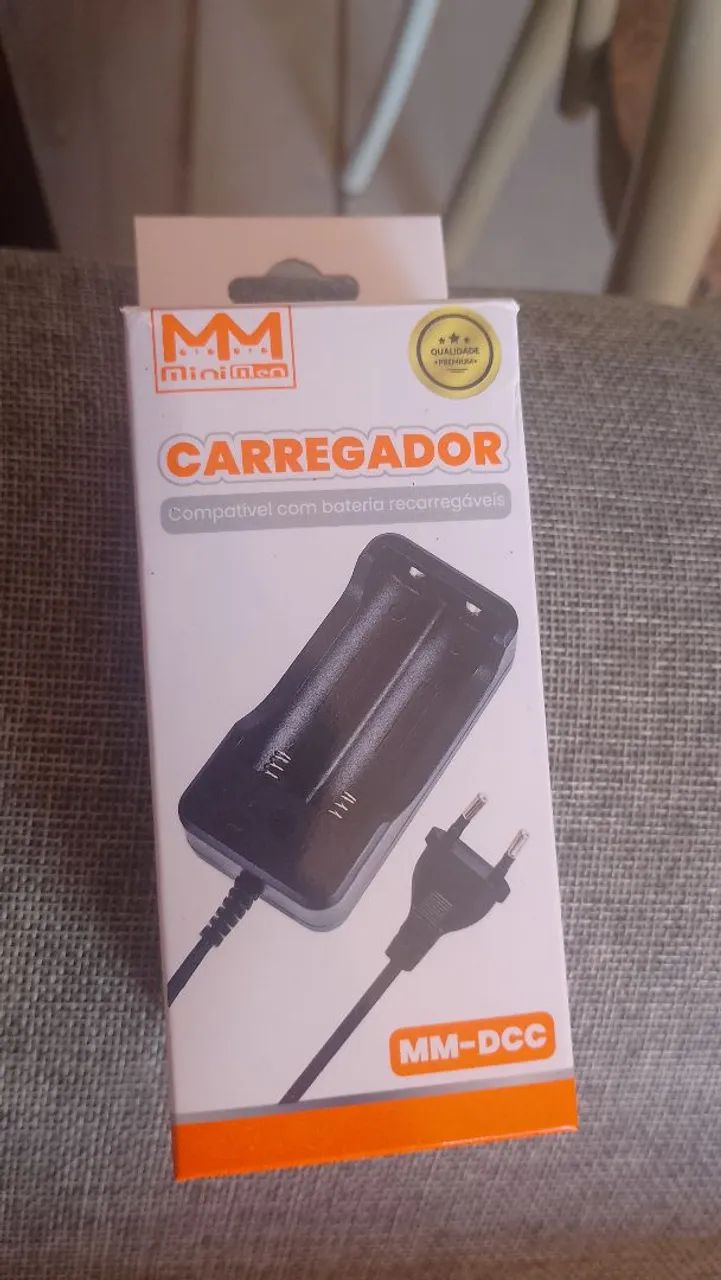 Um carregador de bateria de litio de lanterna.