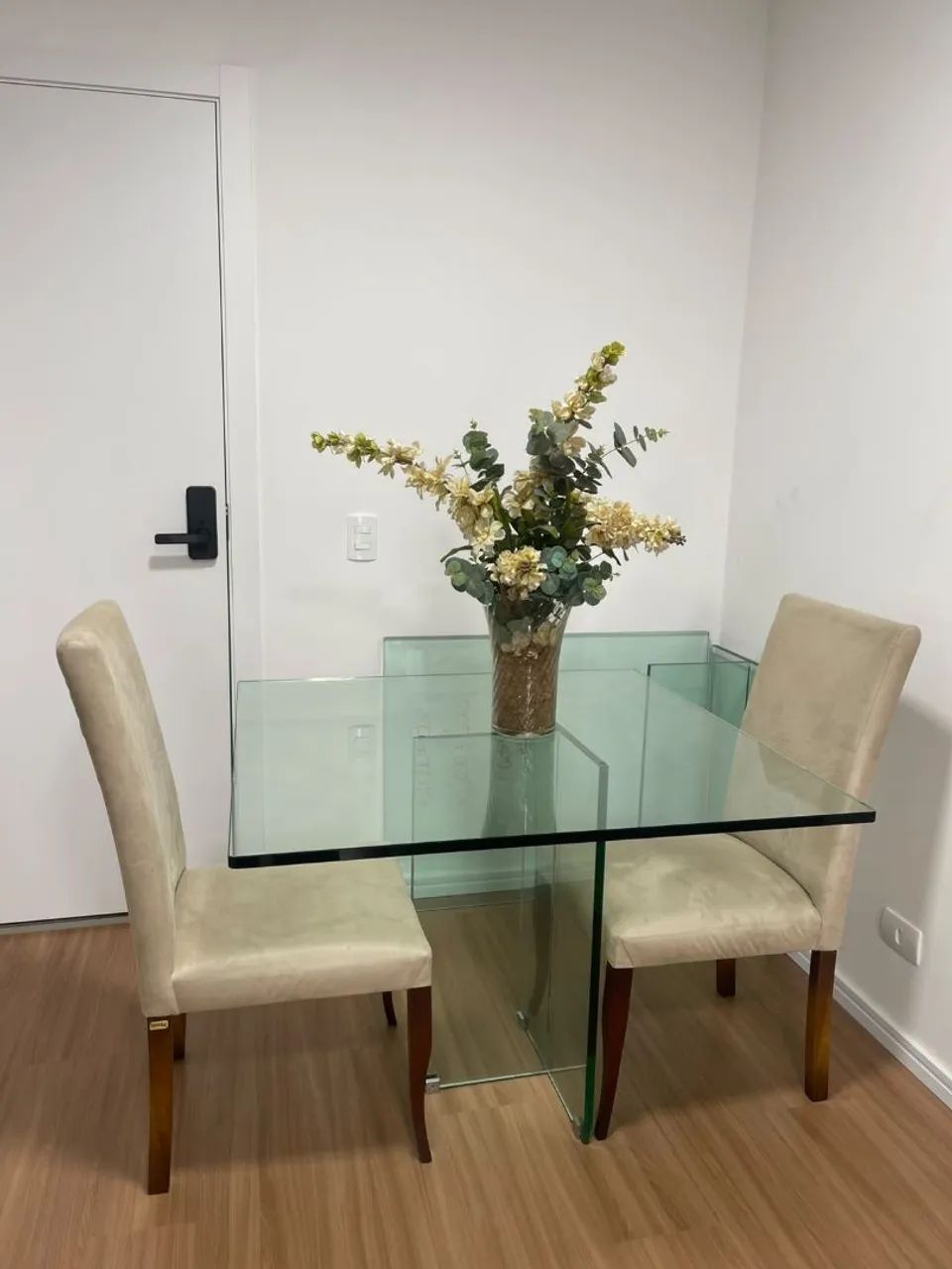Mesa de vidro e cadeiras
