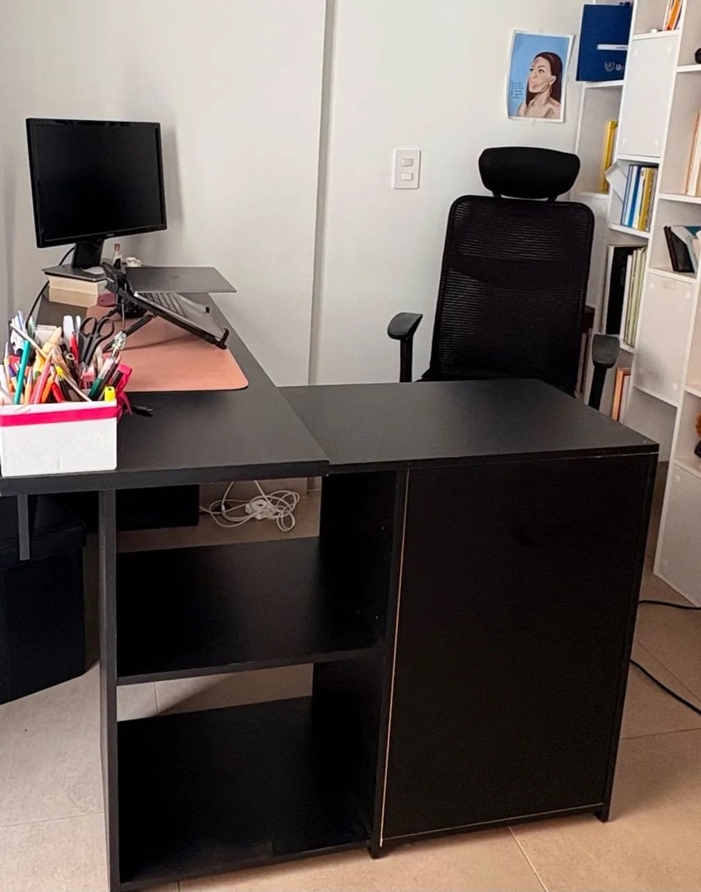 Mesa ajustável com gaveteiro para escritório