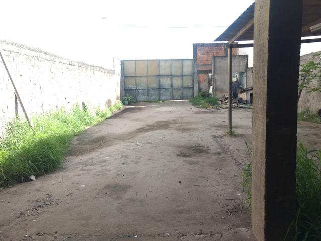 Alugo terreno com estrutura para oficina ou estacionamento de caminhões - Foto 2