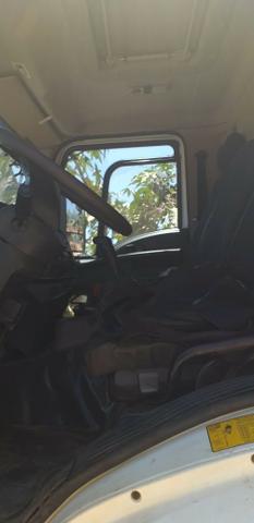Vende-se Caminhão Ford Cargo 2628, Roll on com caçamba, 2011-2012 - Foto 2