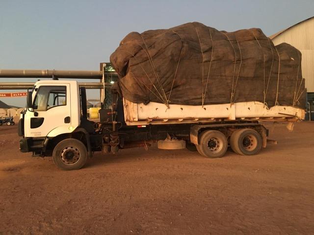 Vende-se Caminhão Ford Cargo 2628, Roll on com caçamba, 2011-2012