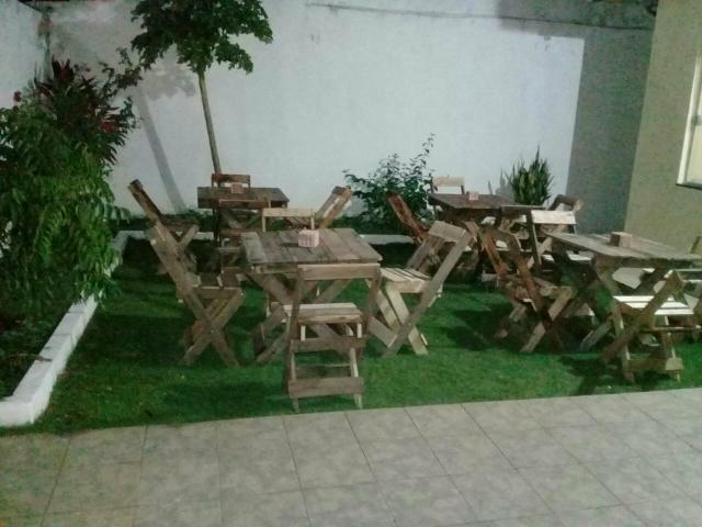 Conjuntos de mesas e cadeiras