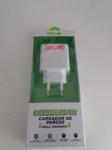Carregador de parede novo na embalagem