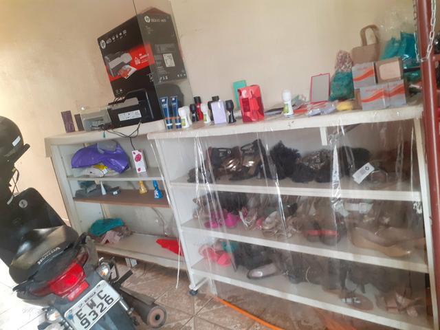 2 estantes. 100 e 150 reais.