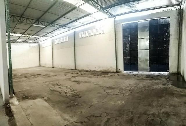 GA0040 Galpão Comercial no Ancuri, 700m² construído, escritório, vaga de garagem - Foto 9