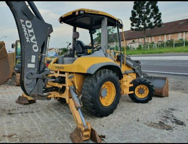 Retroescavadeira Volvo 2012 - Foto 5