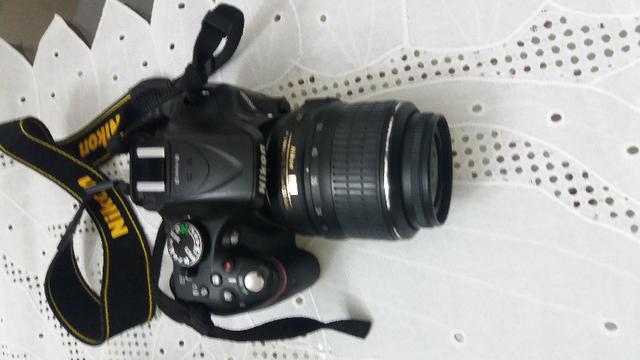 Nikon D5200 + bateria extra + cartão memória + bolsa + lente 18-55mm