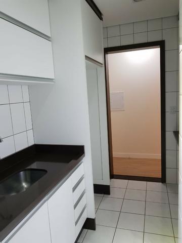Apartamento moderno, projetado e mobiliado. Ótima localização - Foto 8