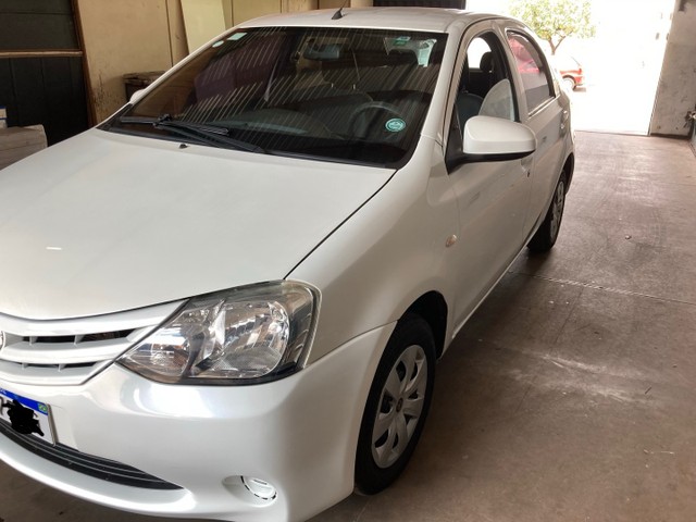 VENDO ETIOS SEDAN COMPLETO. 1.5L. PÉROLA!