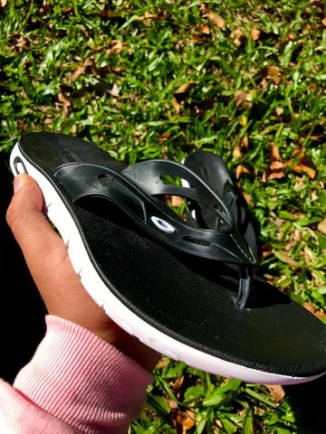 chinelo oakley preto com branco basico casual