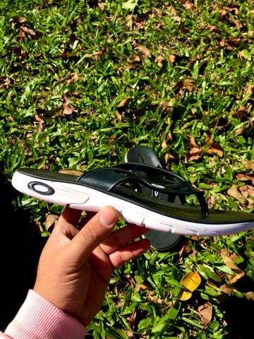 chinelo oakley preto com branco basico casual - Foto 2