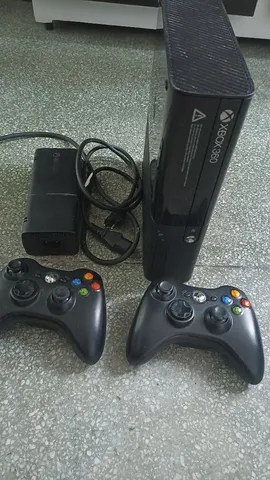 Console Xbox 360 bloqueado/travado 4gb usado com 2 controles e 1 jogo -  Escorrega o Preço