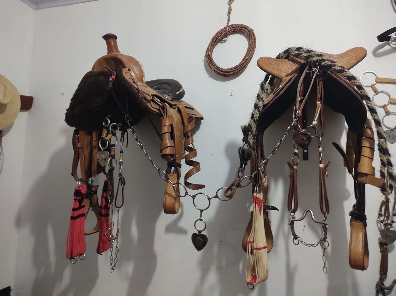Sela de Couro Legítima as duas com peitoral e inox e duas cabeçada 5.000 pra sair rápido  - Foto 5