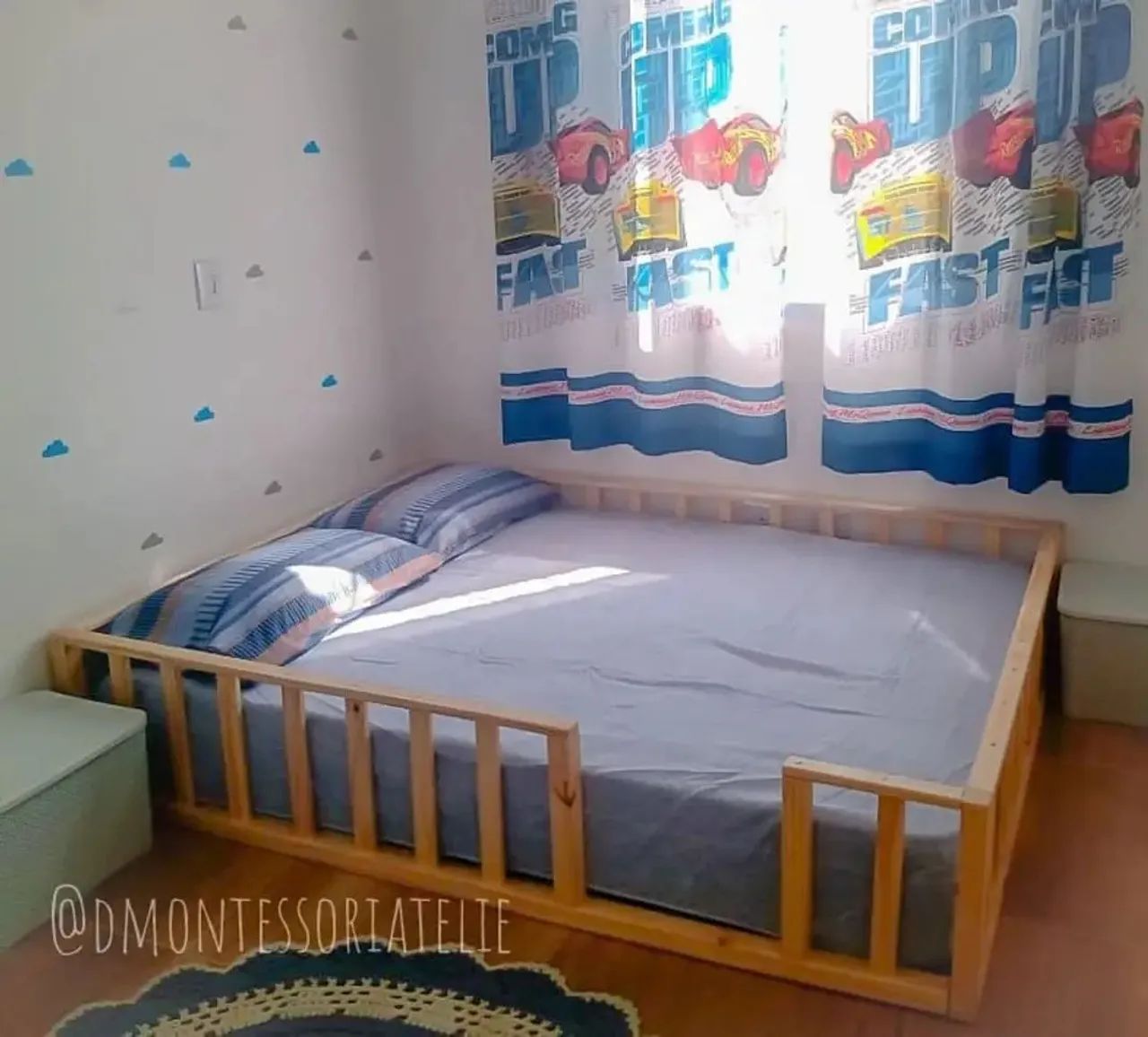 Cama infantil Montessori com grade de proteção 
