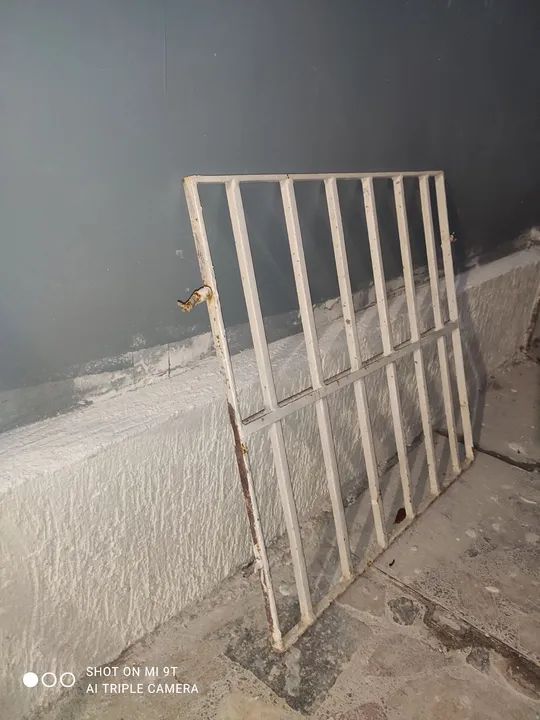 Grade de ferro branca - Usada (0,65 x 0,60) - Foto 2