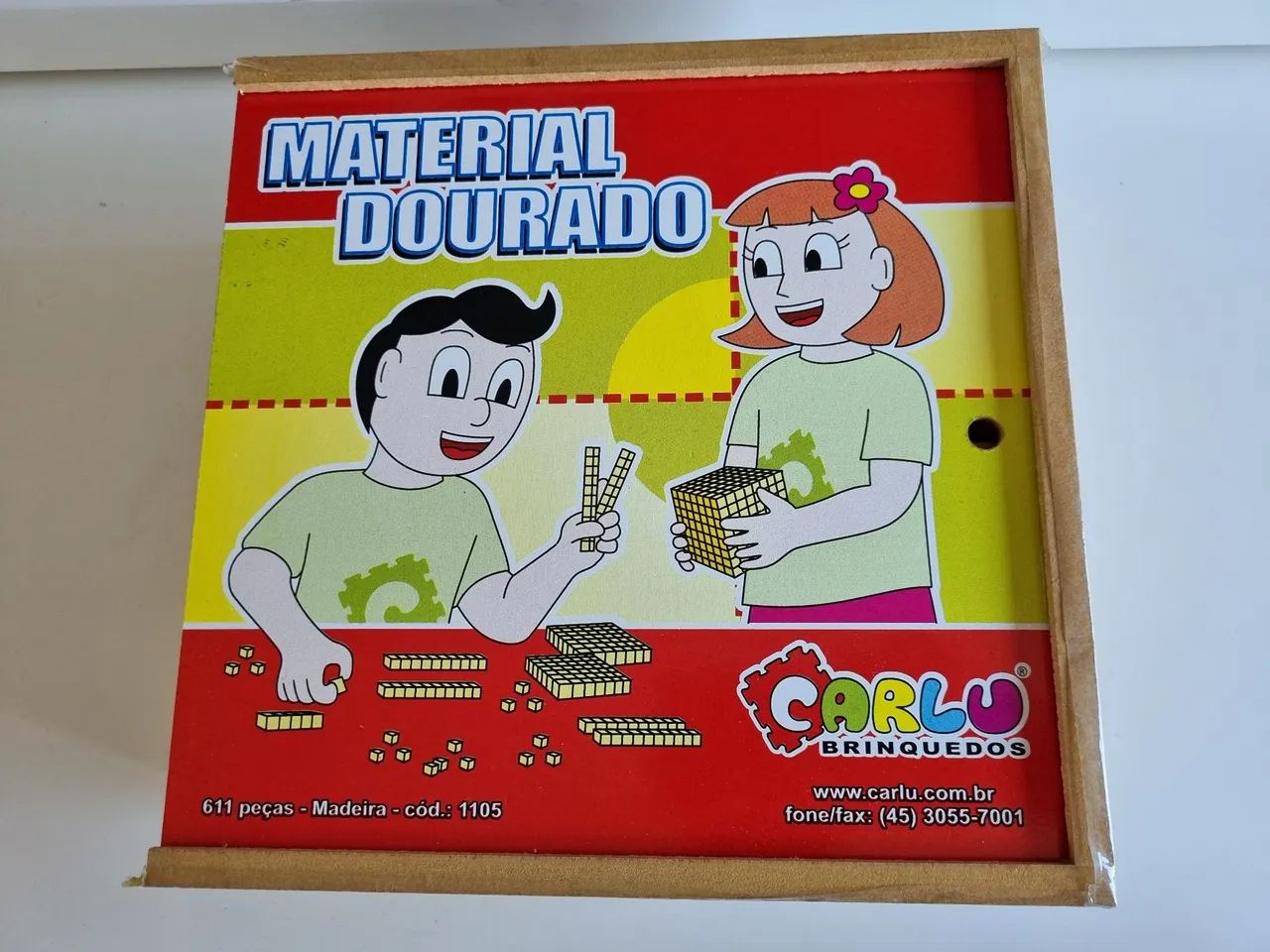 Material Dourado, 611 peças, marca Carlu, em ótimo estado!