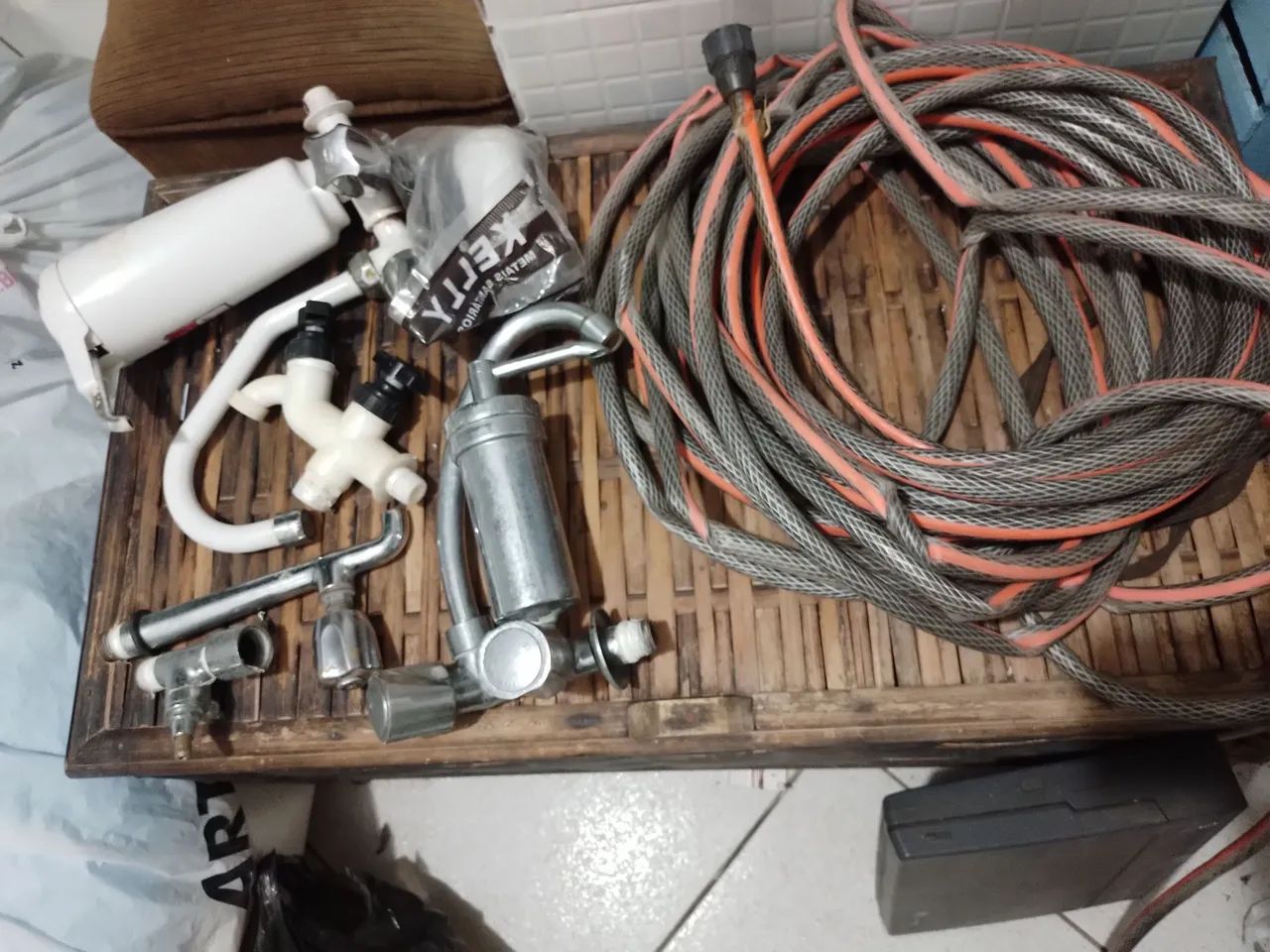 Lote hidraulica torneiras mangueiras filtros nao sei o estado zap *