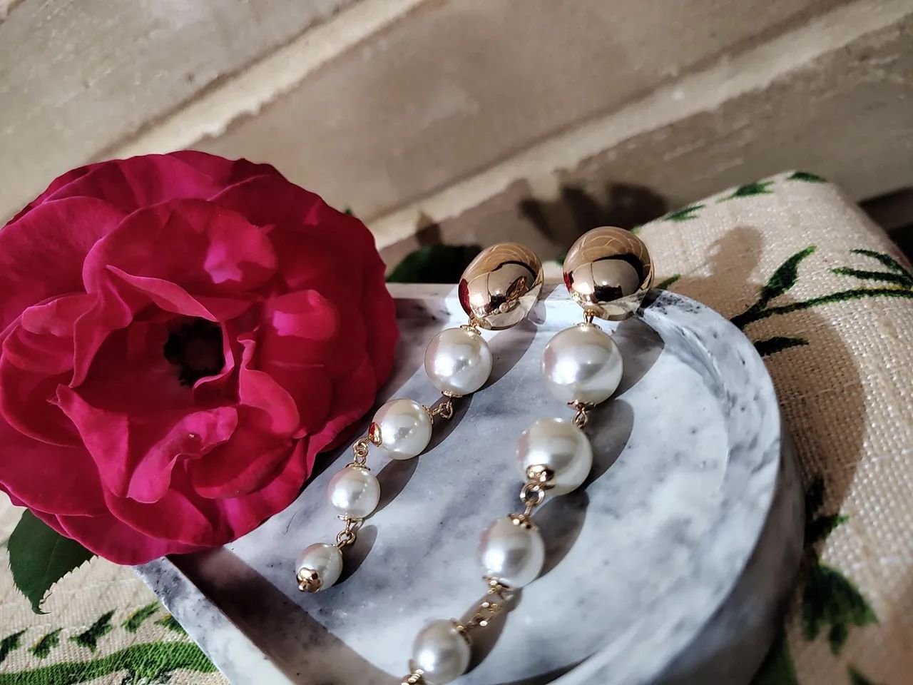 Brincos de pérolas longo com detalhes folheado em ouro 18k  - Foto 4