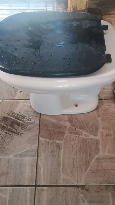 Lavatório com torneira mais um vaso sanitário  - Foto 5