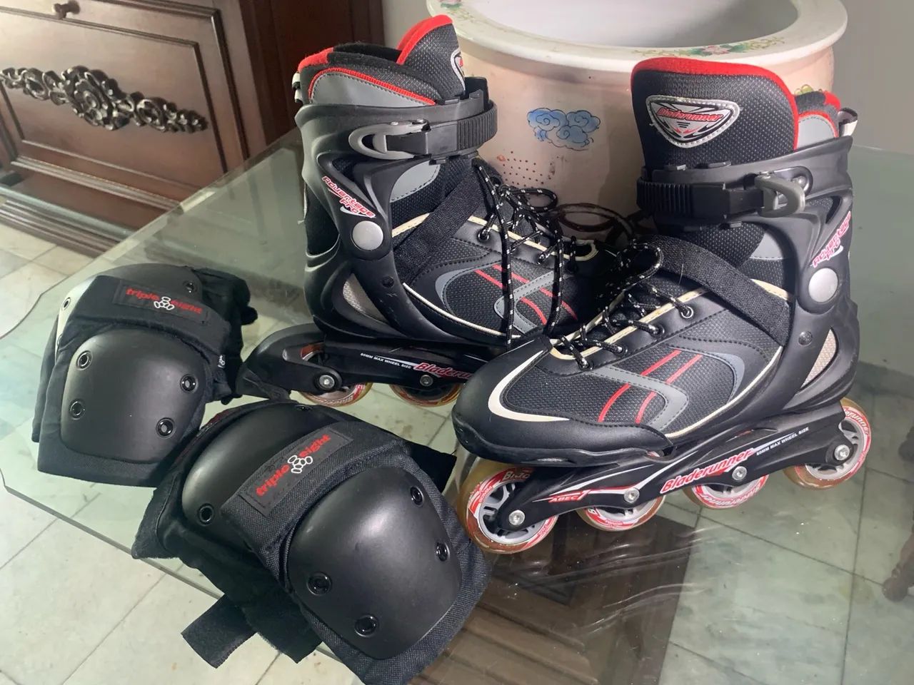 Patins com equipamentos de proteção - Foto 2