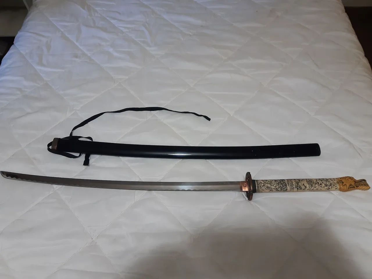 Katana Decorativa com Detalhes Incríveis