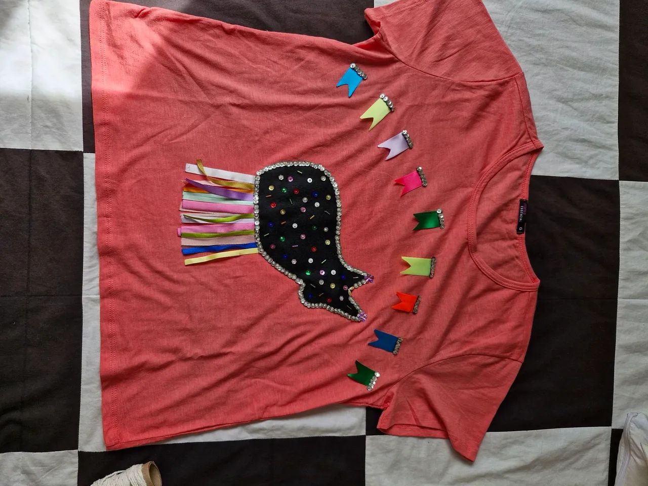 Camiseta Decorada com Bandeirinhas e Detalhes - Foto 2