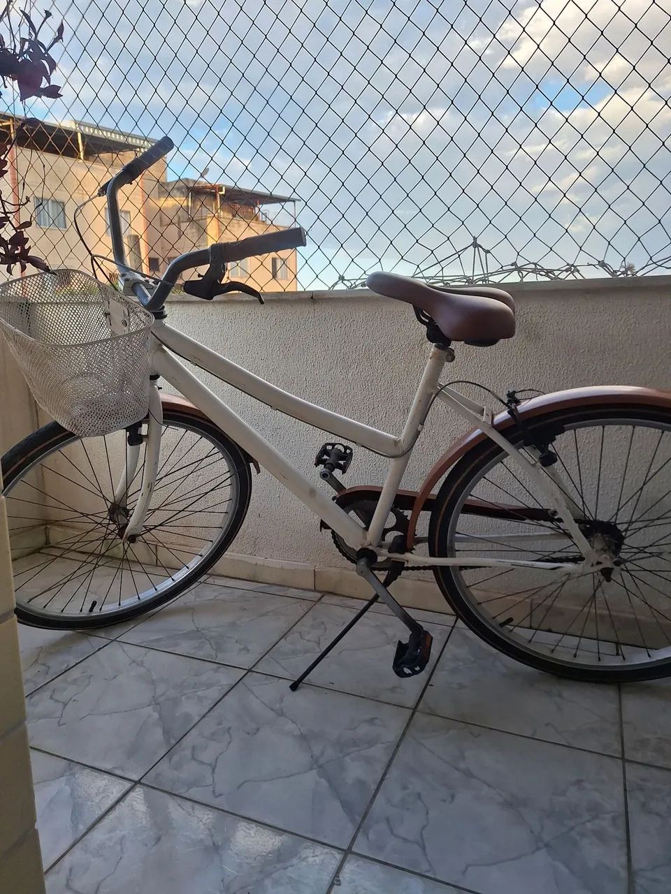 Bicicleta retrô branca e marrom - Foto 2