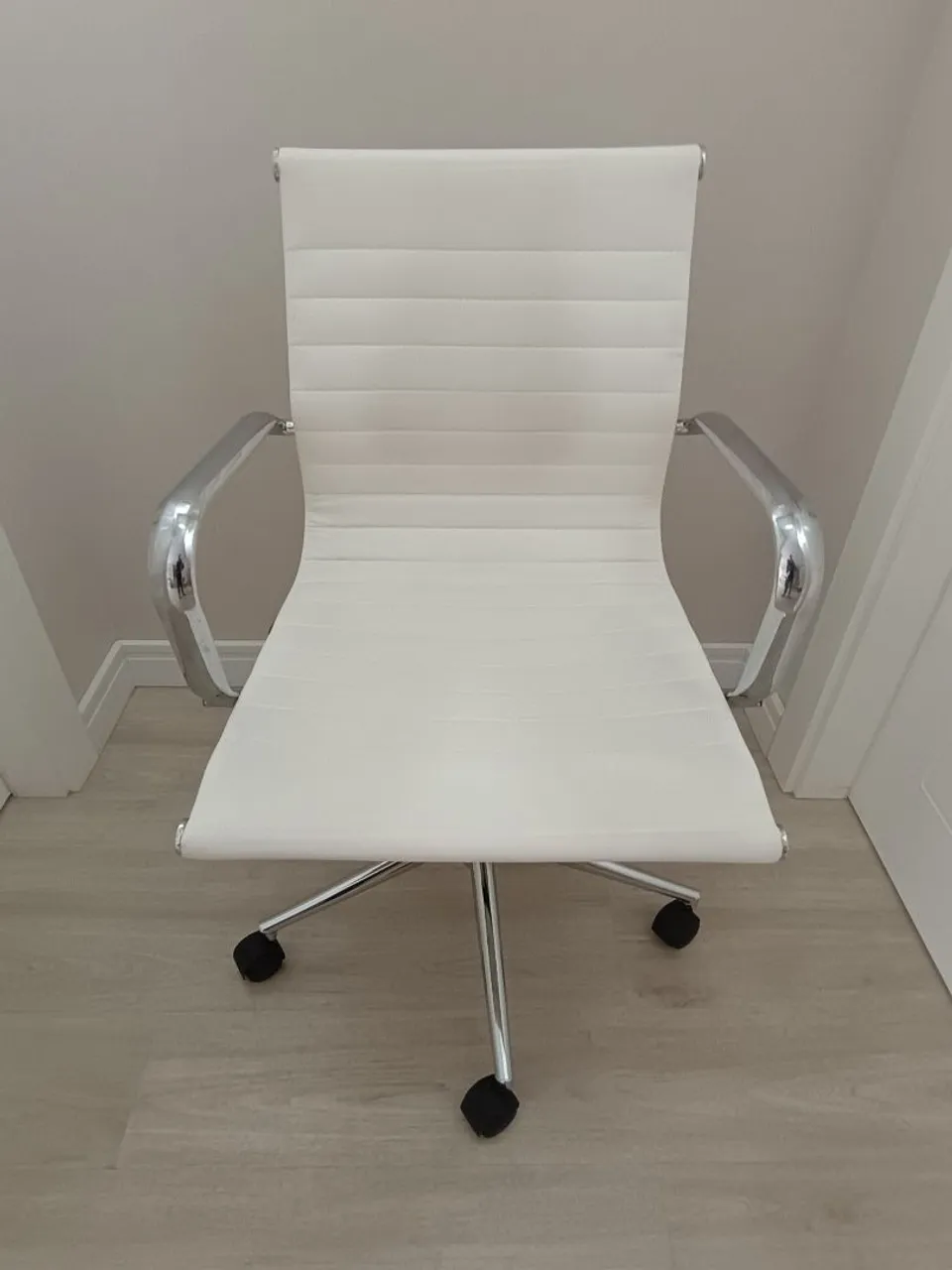 Cadeira de Escritório Branca Moderna e Elegante