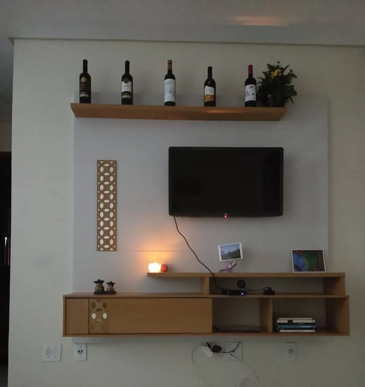 Painel para TV com Prateleira