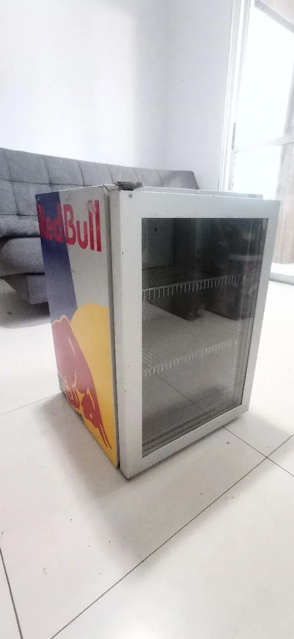 Mini Geladeira Red Bull - Perfeita para bebidas!